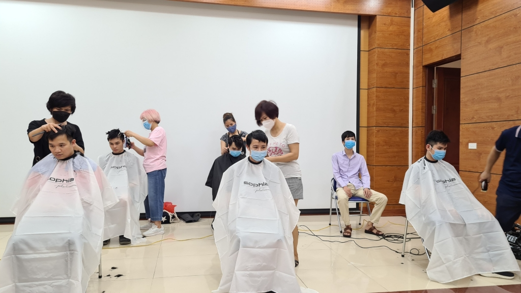 Sinh viên trường ĐH Y Hà Nội cắt tóc trước ngày lên đường đi chống dịch. Gần 5 nghìn lượt bạn trẻ Thủ đô đăng ký tình nguyện đi chống dịch