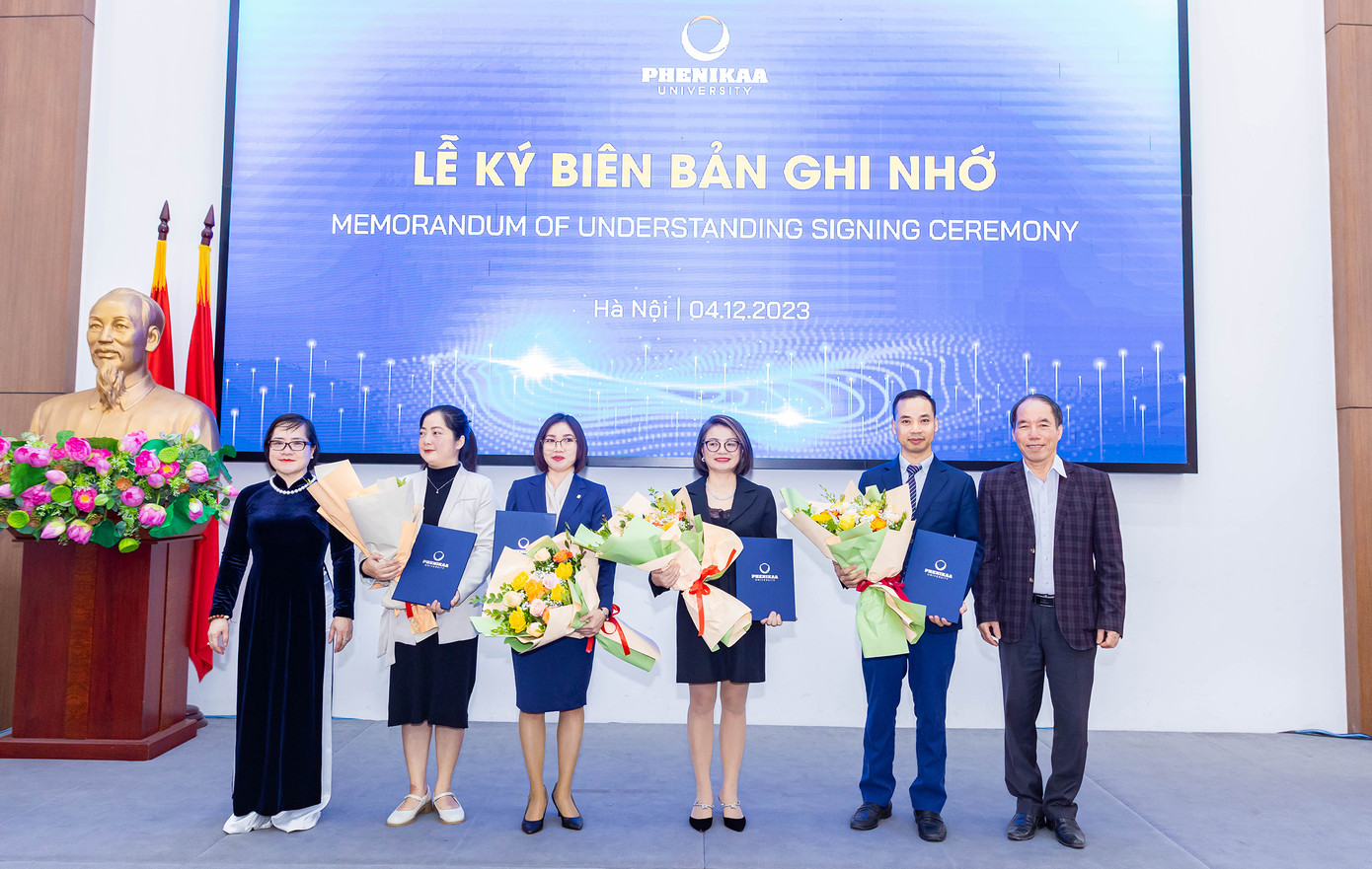 Đại diện các đơn vị trao biên bản ghi nhớ hợp tác tại chương trình. Đại diện các đơn vị trao biên bản ghi nhớ hợp tác tại chương trình.