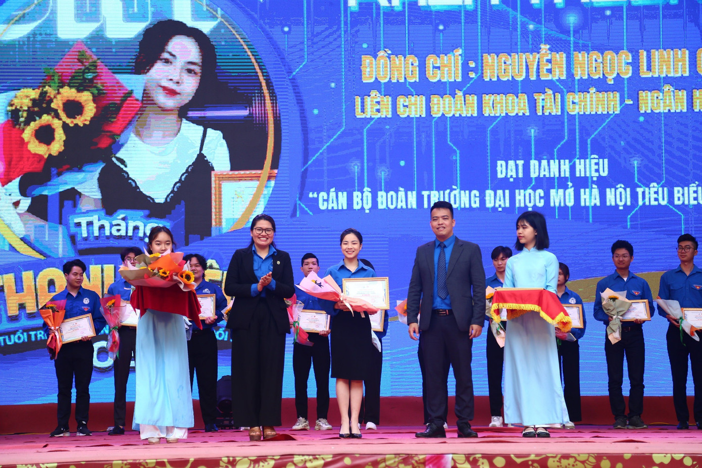 ThS Lê Mạnh Hùng – Bí thư Đoàn trường ĐH Mở Hà Nội trao giấy chứng nhận cho Linh Chi với Danh hiệu "Cán bộ Đoàn - Hội Đoàn tiêu biểu”. ThS Lê Mạnh Hùng – Bí thư Đoàn trường ĐH Mở Hà Nội trao giấy chứng nhận cho Linh Chi với Danh hiệu "Cán bộ Đoàn - Hội Đoàn tiêu biểu”.