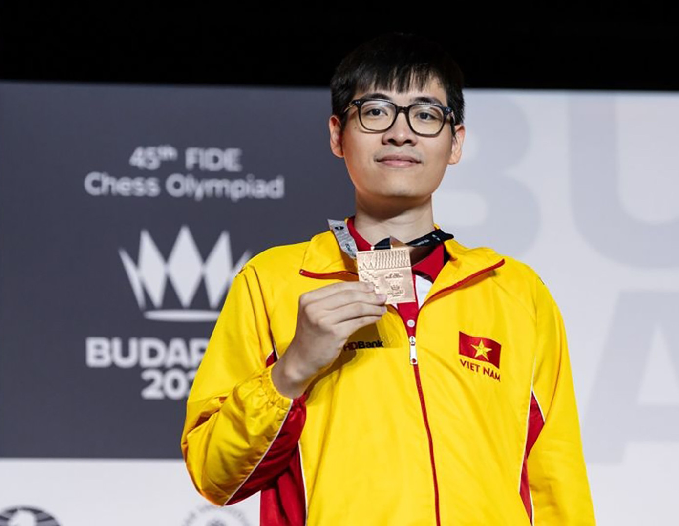 Vận động viên Lê Tuấn Minh là kỳ thủ cờ vua thuộc Đội tuyển Cờ vua Hà Nội và thành viên đội tuyển Cờ vua Quốc gia. Anh là kỳ thủ Việt Nam thứ 13 được phong cấp Đại Kiện tướng. Thành tích đáng chú ý của anh, bao gồm: Vô địch Cờ vua Việt Nam năm 2020; 2 HCV tại Đại hội Thể thao Đông Nam Á lần thứ 31 năm 2022; 2 HCV tại Đại hội Thể thao toàn quốc lần thứ IX năm 2022; 1 HCB tại Vô địch Cờ vua Châu Á năm 2023; 1 HCĐ tại Olympiad Cờ vua thế giới năm 2024, là Huy chương duy nhất của đoàn Việt Nam tại giải đấu này. Vận động viên Lê Tuấn Minh là kỳ thủ cờ vua thuộc Đội tuyển Cờ vua Hà Nội và thành viên đội tuyển Cờ vua Quốc gia. Anh là kỳ thủ Việt Nam thứ 13 được phong cấp Đại Kiện tướng. Thành tích đáng chú ý của anh, bao gồm: Vô địch Cờ vua Việt Nam năm 2020; 2 HCV tại Đại hội Thể thao Đông Nam Á lần thứ 31 năm 2022; 2 HCV tại Đại hội Thể thao toàn quốc lần thứ IX năm 2022; 1 HCB tại Vô địch Cờ vua Châu Á năm 2023; 1 HCĐ tại Olympiad Cờ vua thế giới năm 2024, là Huy chương duy nhất của đoàn Việt Nam tại giải đấu này.