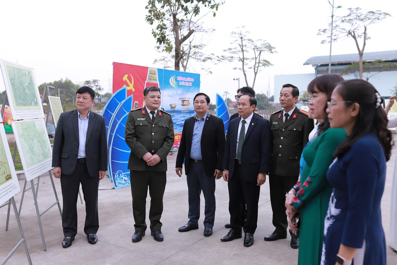 Các đại biểu tham quan triển lãm tại chương trình.