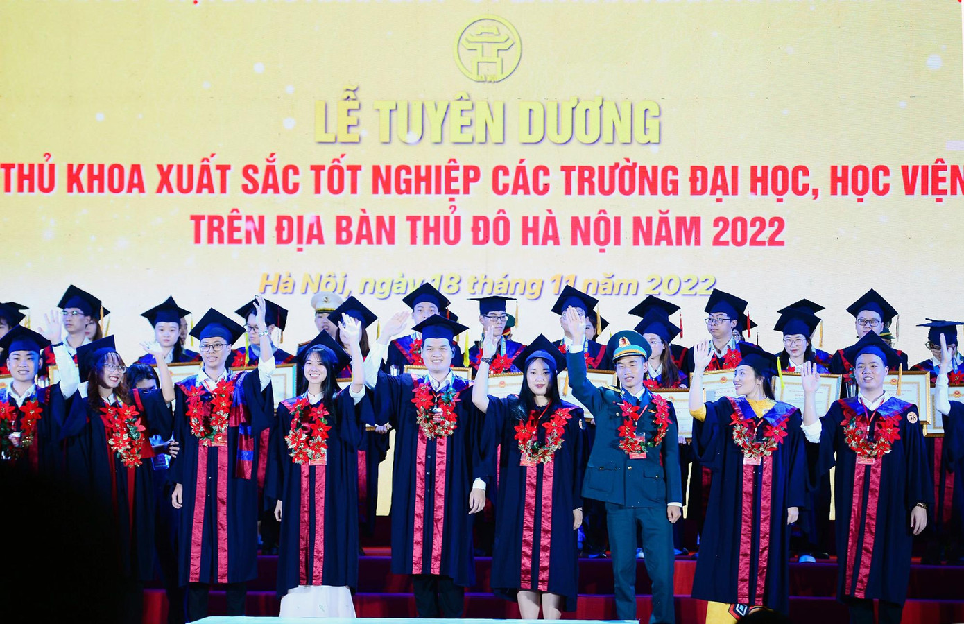 Năm 2022, TP. Hà Nội tổ chức Tuyên dương 98 thủ khoa xuất sắc tốt nghiệp các trường đại học, học viện trên địa bàn Thủ đô. Ảnh: DƯƠNG TRIỀU