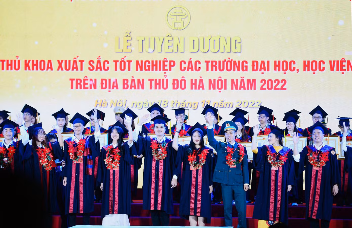 Năm 2022, TP. Hà Nội tổ chức Tuyên dương 98 thủ khoa xuất sắc tốt nghiệp các trường đại học, học viện trên địa bàn Thủ đô. Ảnh: DƯƠNG TRIỀU