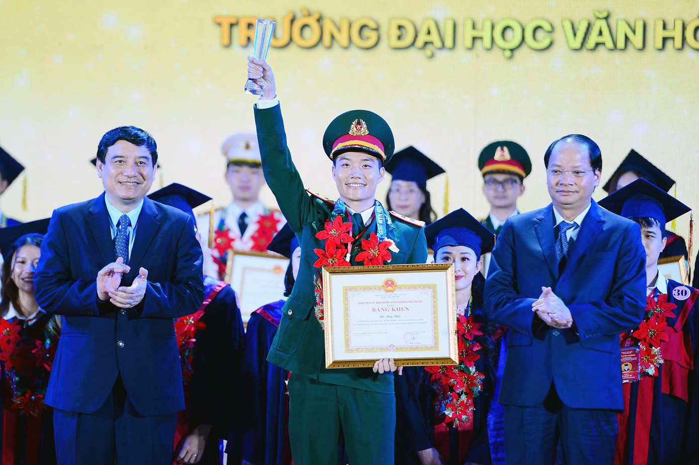 Chủ nhiệm Ủy ban Văn hóa, Giáo dục của Quốc hội Nguyễn Đắc Vinh và Trưởng ban Tuyên giáo Thành ủy Hà Nội Nguyễn Doãn Toản trao bằng khen cho các thủ khoa xuất sắc. Ảnh: DƯƠNG TRIỀU