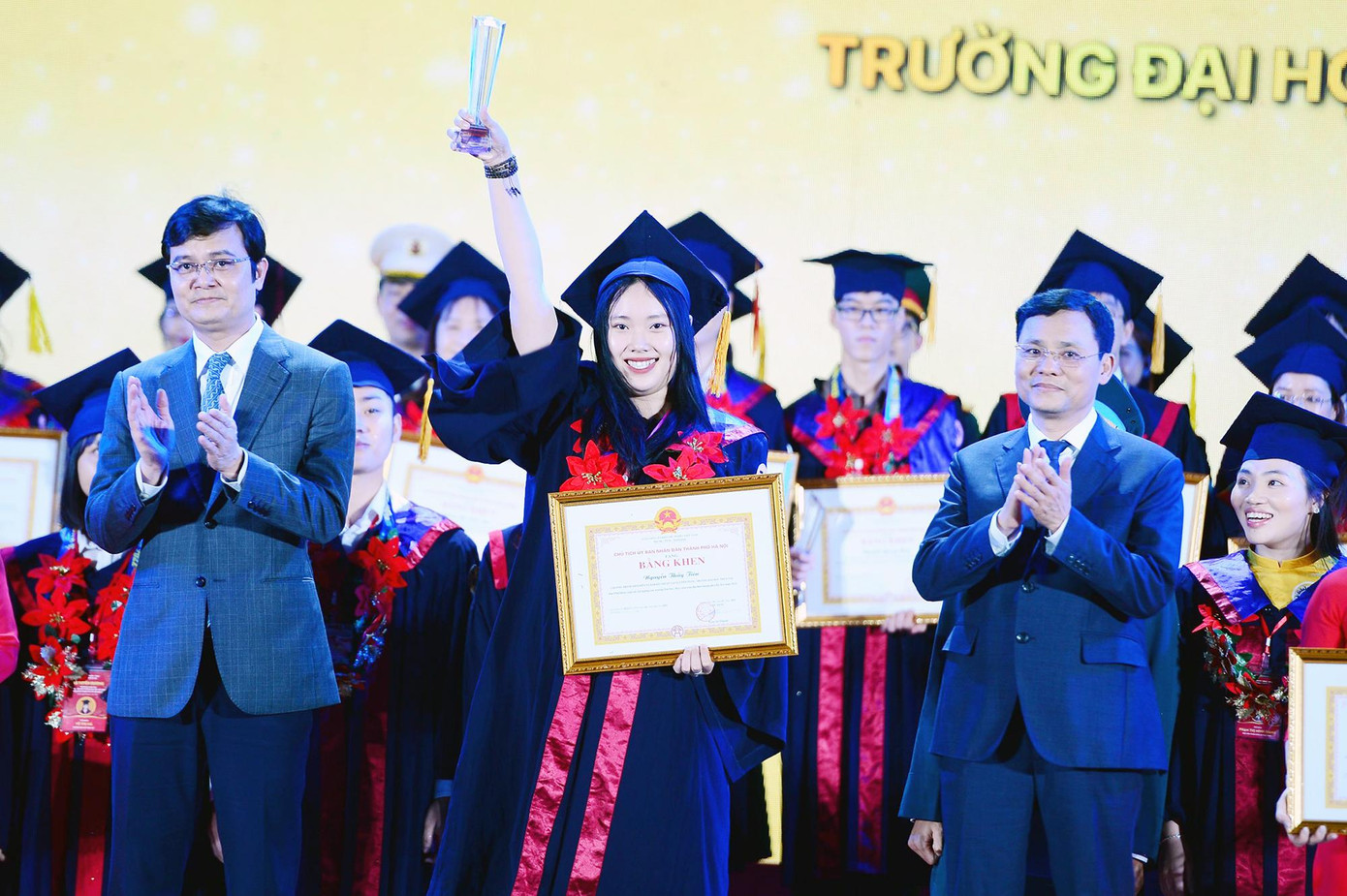 Bí thư thứ nhất T.Ư Đoàn Bùi Quang Huy và Phó Chủ tịch HĐND TP. Hà Nội Phạm Quý Tiên trao Bằng khen cho các thủ khoa được tuyên dương. Ảnh: DƯƠNG TRIỀU