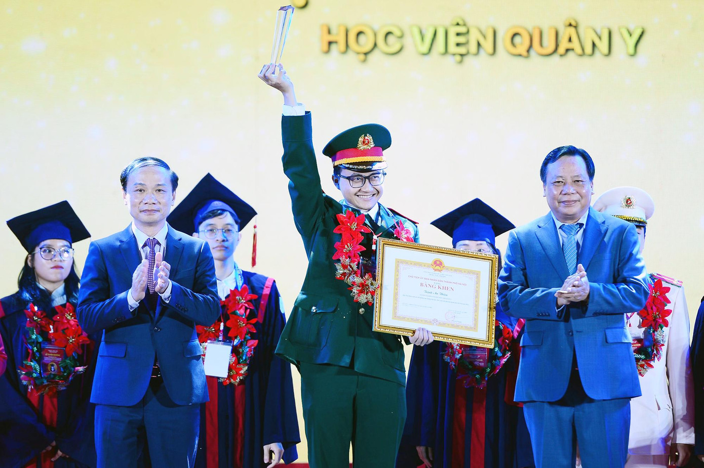 Phó Trưởng ban thường trực Ban Dân vận T.Ư Phạm Tất Thắng và Phó Bí thư Thành ủy Hà Nội Nguyễn Văn Phong trao Bằng khen cho các thủ khoa xuất sắc. Ảnh: DƯƠNG TRIỀU