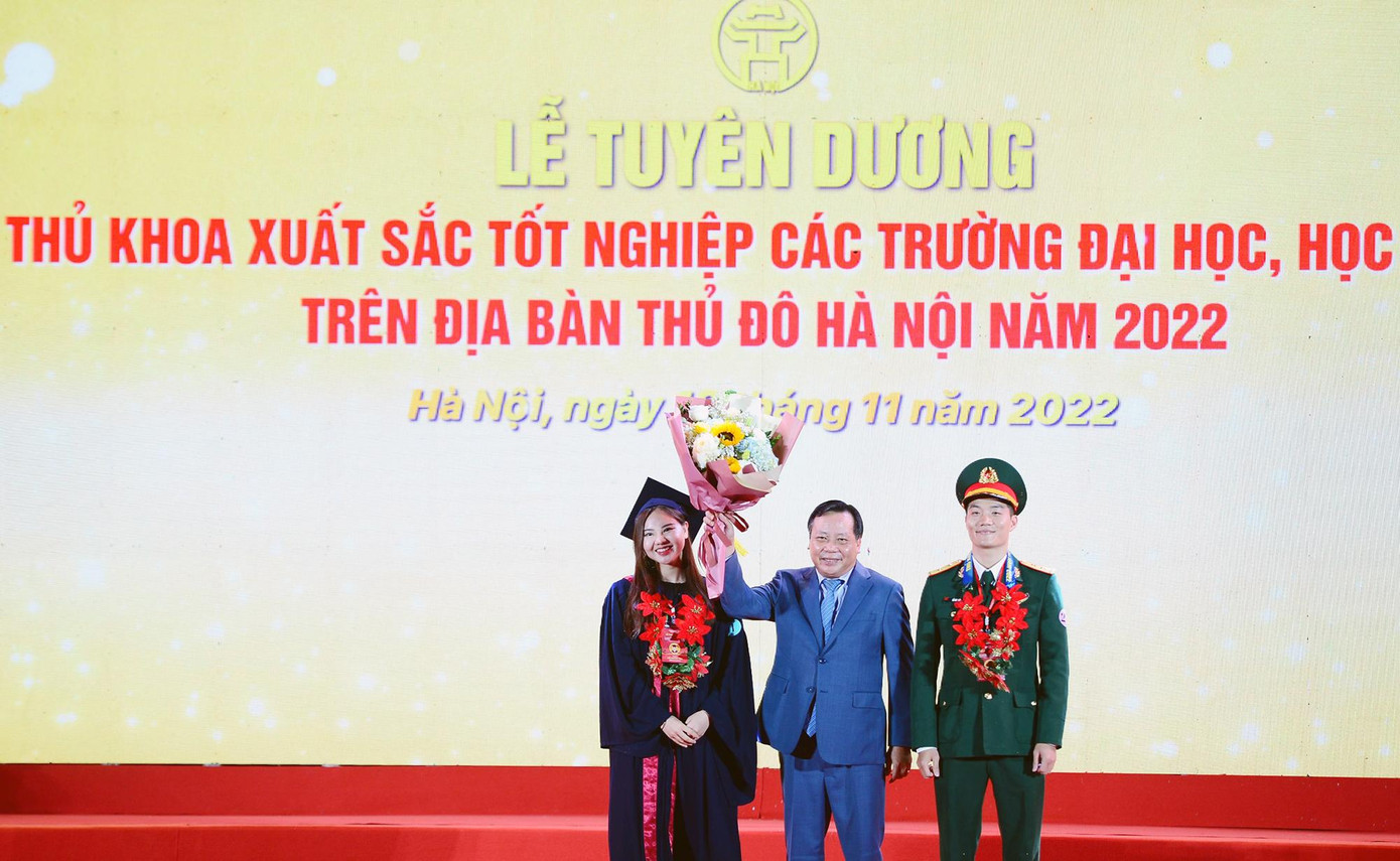 Các thủ khoa tốt nghiệp đại học xuất sắc được tuyên dương năm 2022 tặng hoa cảm ơn sự quan tâm của Lãnh đạo Thành ủy Hà Nội. Ảnh: DƯƠNG TRIỀU