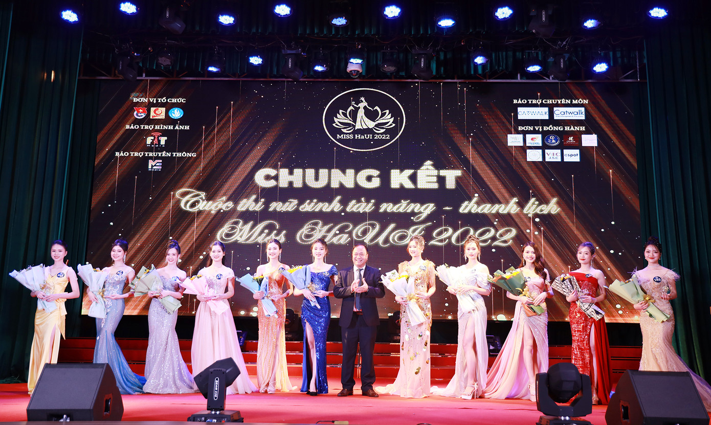 11 nữ sinh lọt vào Vòng Chung kết của cuộc thi. 11 nữ sinh lọt vào Vòng Chung kết của cuộc thi.