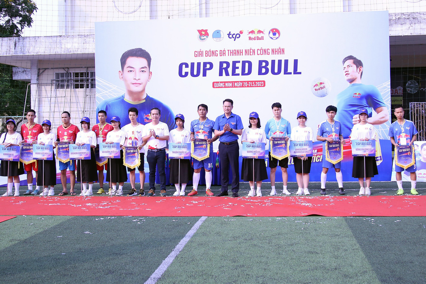 Khai mạc Giải bóng đá nam Thanh niên công nhân cúp Red Bull khu vực Duyên hải Nam Trung Bộ và Tây Nguyên, với 16 đội bóng đại diện cho các doanh nghiệp đang đóng trên địa bàn. Khai mạc Giải bóng đá nam Thanh niên công nhân cúp Red Bull khu vực Duyên hải Nam Trung Bộ và Tây Nguyên, với 16 đội bóng đại diện cho các doanh nghiệp đang đóng trên địa bàn.