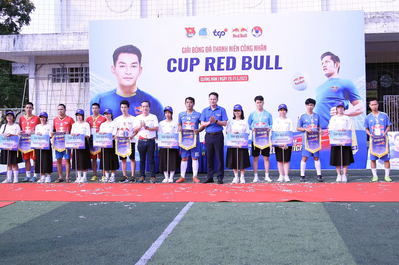 Khai mạc Giải bóng đá nam Thanh niên công nhân cúp Red Bull khu vực Duyên hải Nam Trung Bộ và Tây Nguyên, với 16 đội bóng đại diện cho các doanh nghiệp đang đóng trên địa bàn. Khai mạc Giải bóng đá nam Thanh niên công nhân cúp Red Bull khu vực Duyên hải Nam Trung Bộ và Tây Nguyên, với 16 đội bóng đại diện cho các doanh nghiệp đang đóng trên địa bàn.