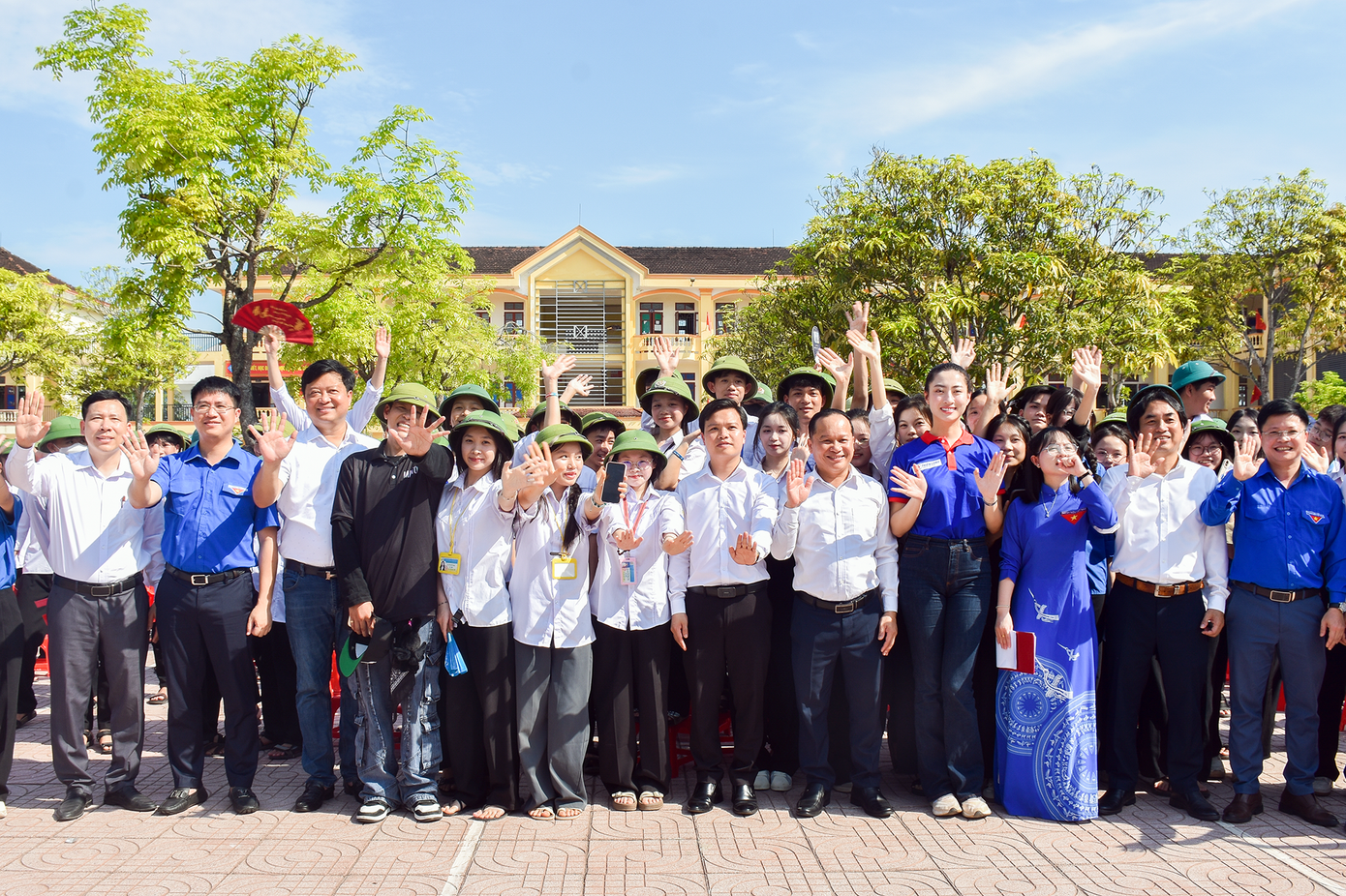 Hàng chục câu hỏi được học sinh Hà Tĩnh gửi đến Hoa hậu Lương Thùy Linh.