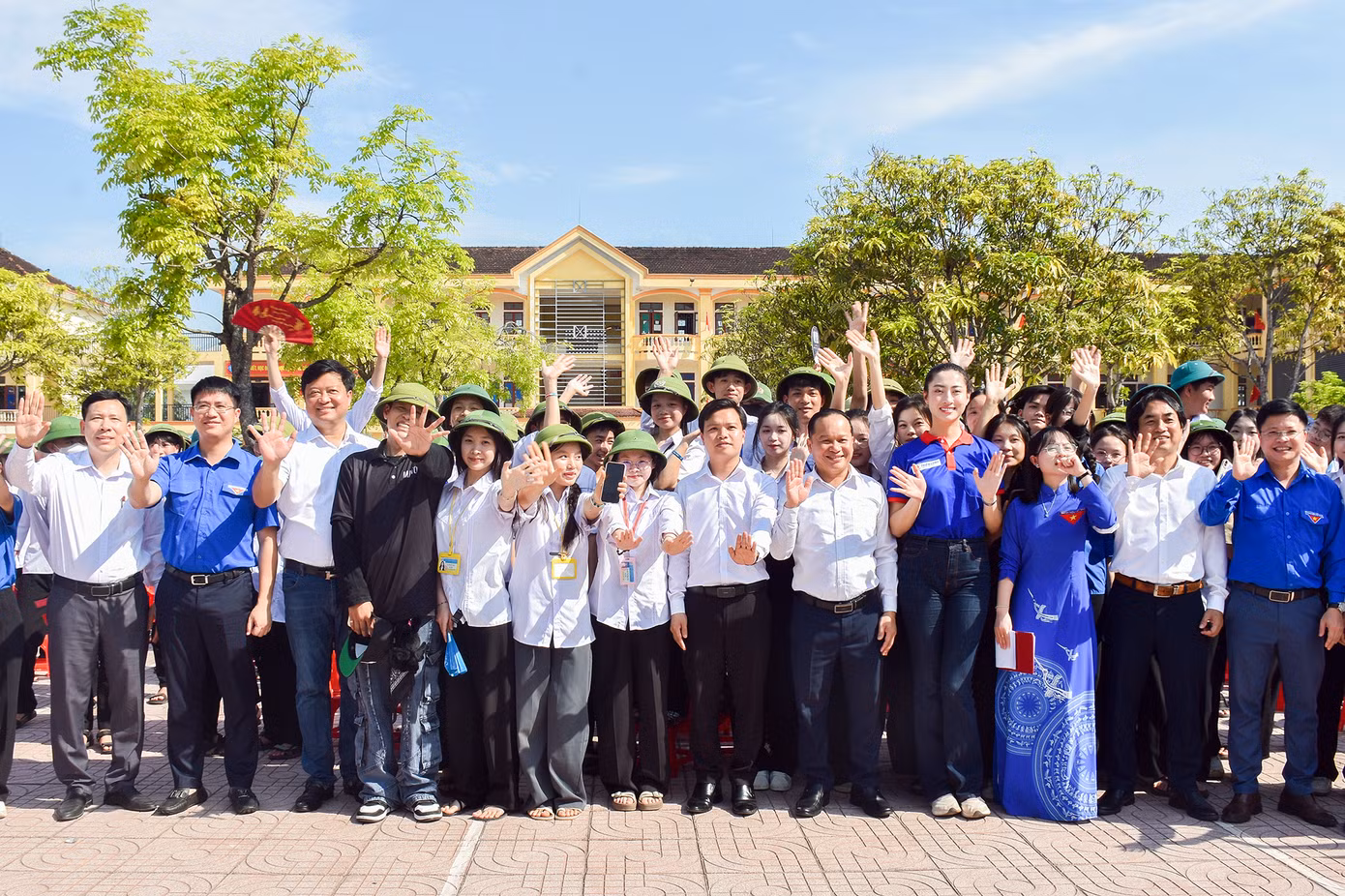 Hàng chục câu hỏi được học sinh Hà Tĩnh gửi đến Hoa hậu Lương Thùy Linh.