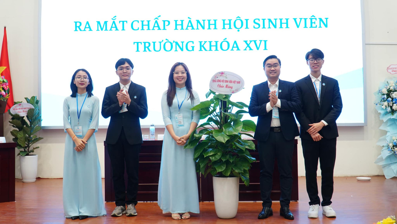 Anh Nguyễn Bá Cát - Phó Chủ tịch T.Ư Hội Sinh viên Việt Nam tặng quà chúc mừng Đại hội. Anh Nguyễn Bá Cát - Phó Chủ tịch T.Ư Hội Sinh viên Việt Nam tặng quà chúc mừng Đại hội.