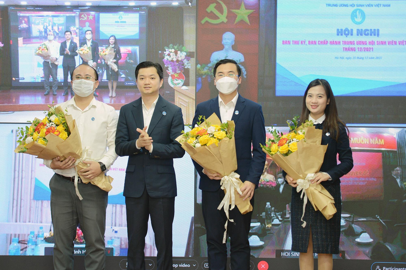 Các anh chị nhận hoa chúc mừng của thường trực T.Ư Hội Sinh viên Việt Nam vừa được hiệp thương bầu vào BCH, Ban Thư ký T.Ư Hội Sinh viên Việt Nam. Các anh chị nhận hoa chúc mừng của thường trực T.Ư Hội Sinh viên Việt Nam vừa được hiệp thương bầu vào BCH, Ban Thư ký T.Ư Hội Sinh viên Việt Nam.