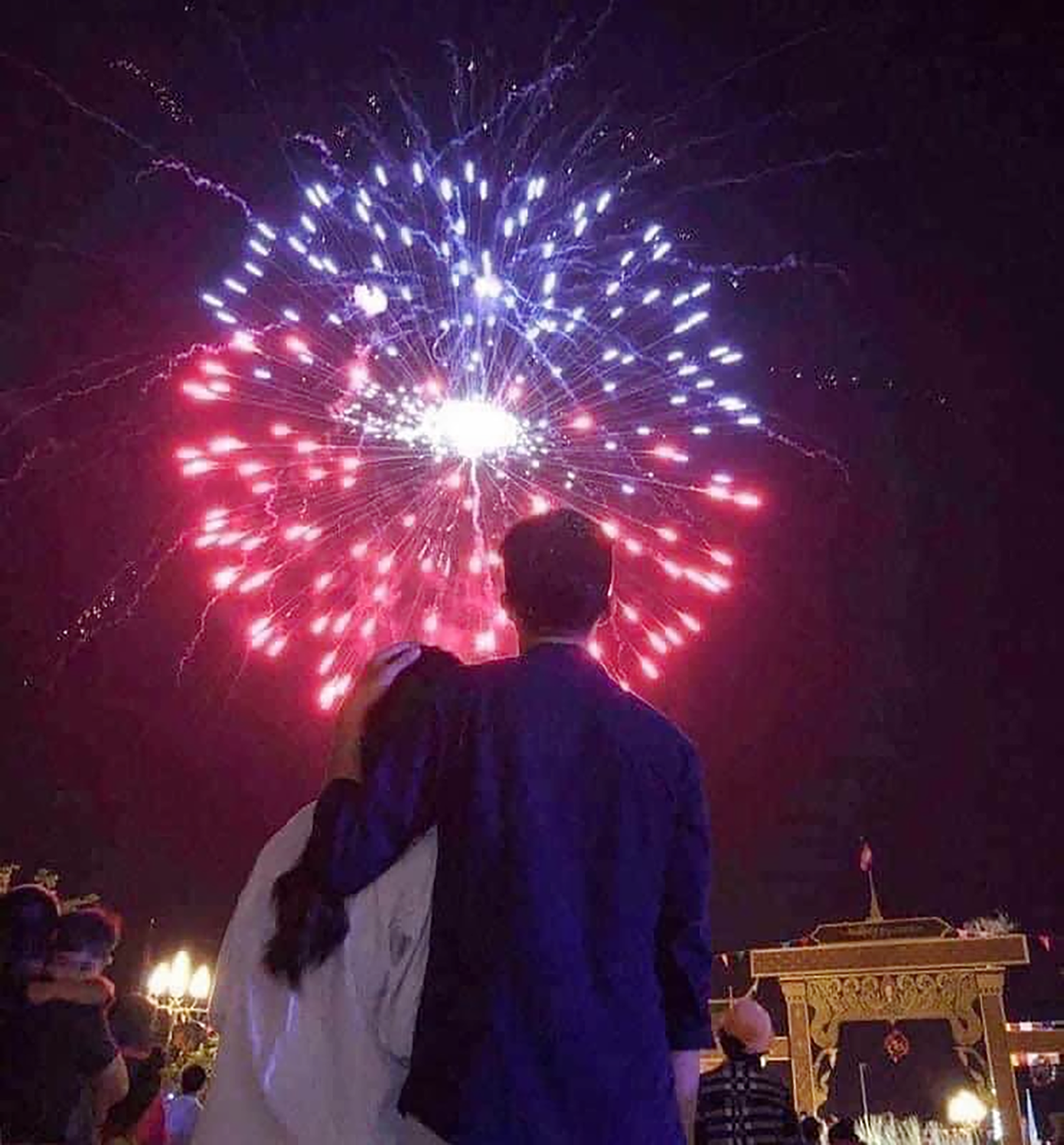 Khoảnh khắc ấn tượng cùng màn pháo hoa. Khoảnh khắc ấn tượng cùng màn pháo hoa.