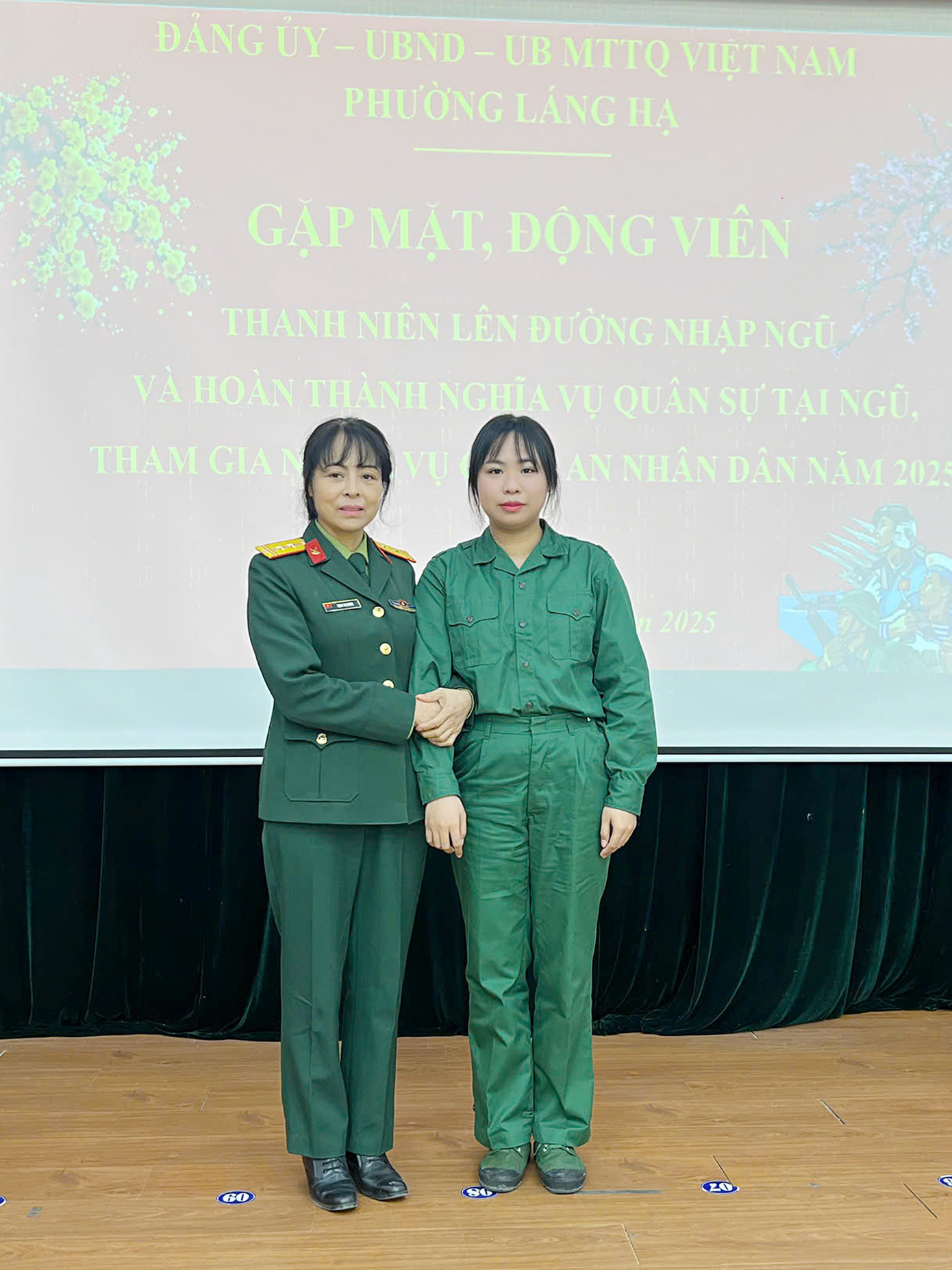 Trước ngày lên đường, Phương Anh được chính quyền địa phương tổ chức gặp mặt, giao lưu.