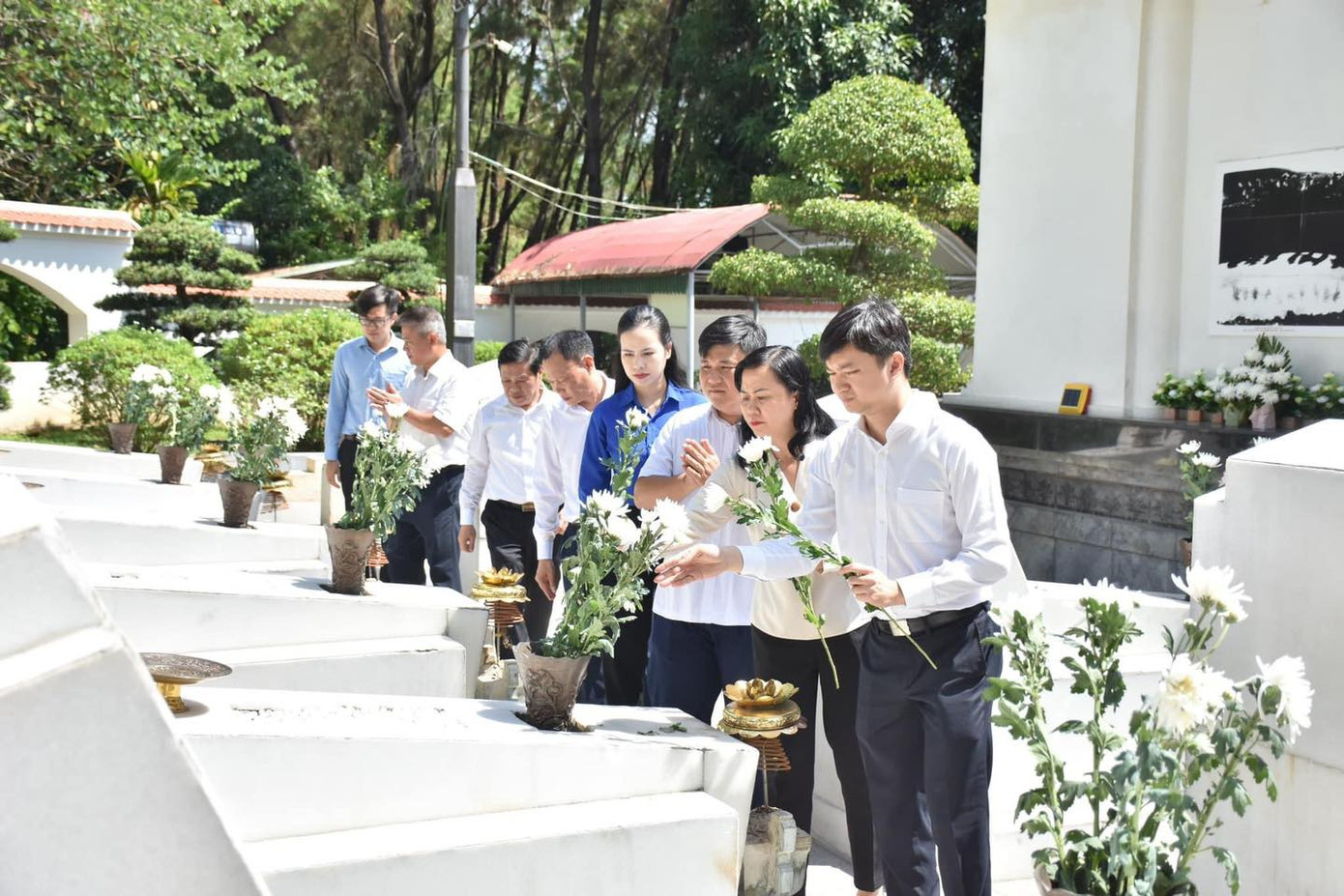 Đoàn công tác T.Ư Đoàn dâng hương tại các địa chỉ đỏ tỉnh Hà Tĩnh.