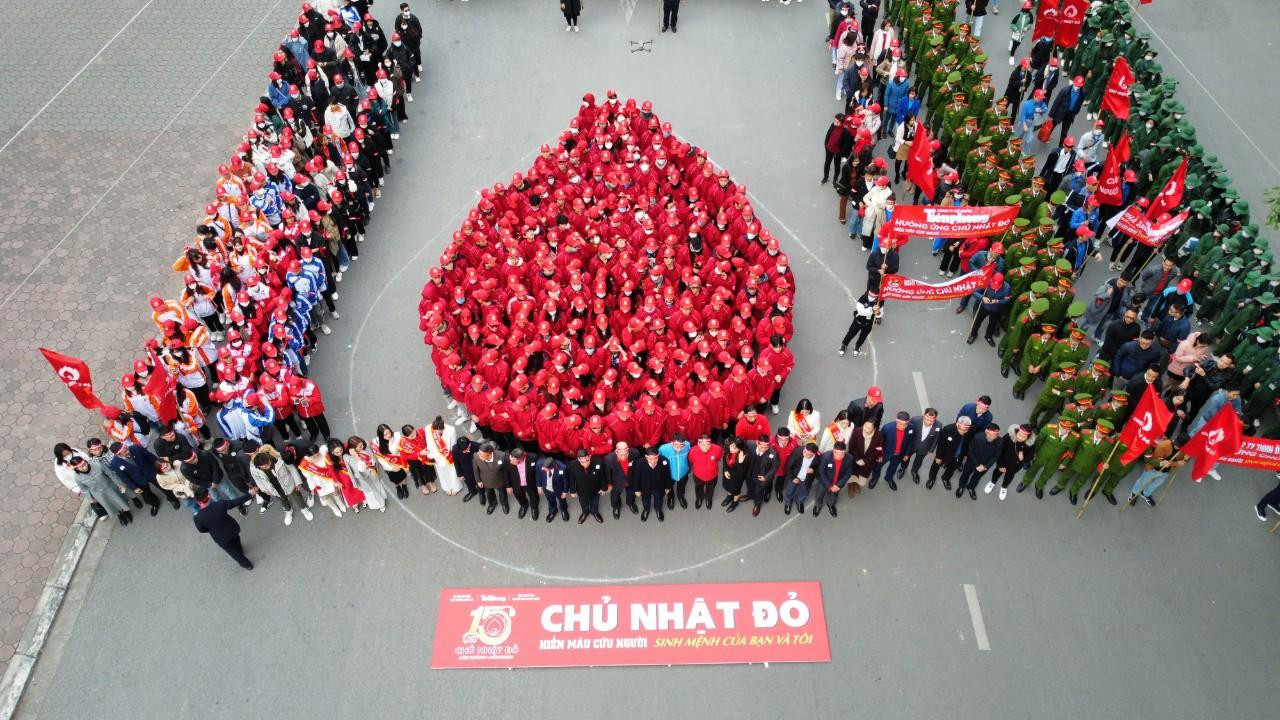Ban Tổ chức thực hiện chương trình xếp hình giọt máu nghĩa tình. Ảnh: HOÀNG MẠNH THẮNG
