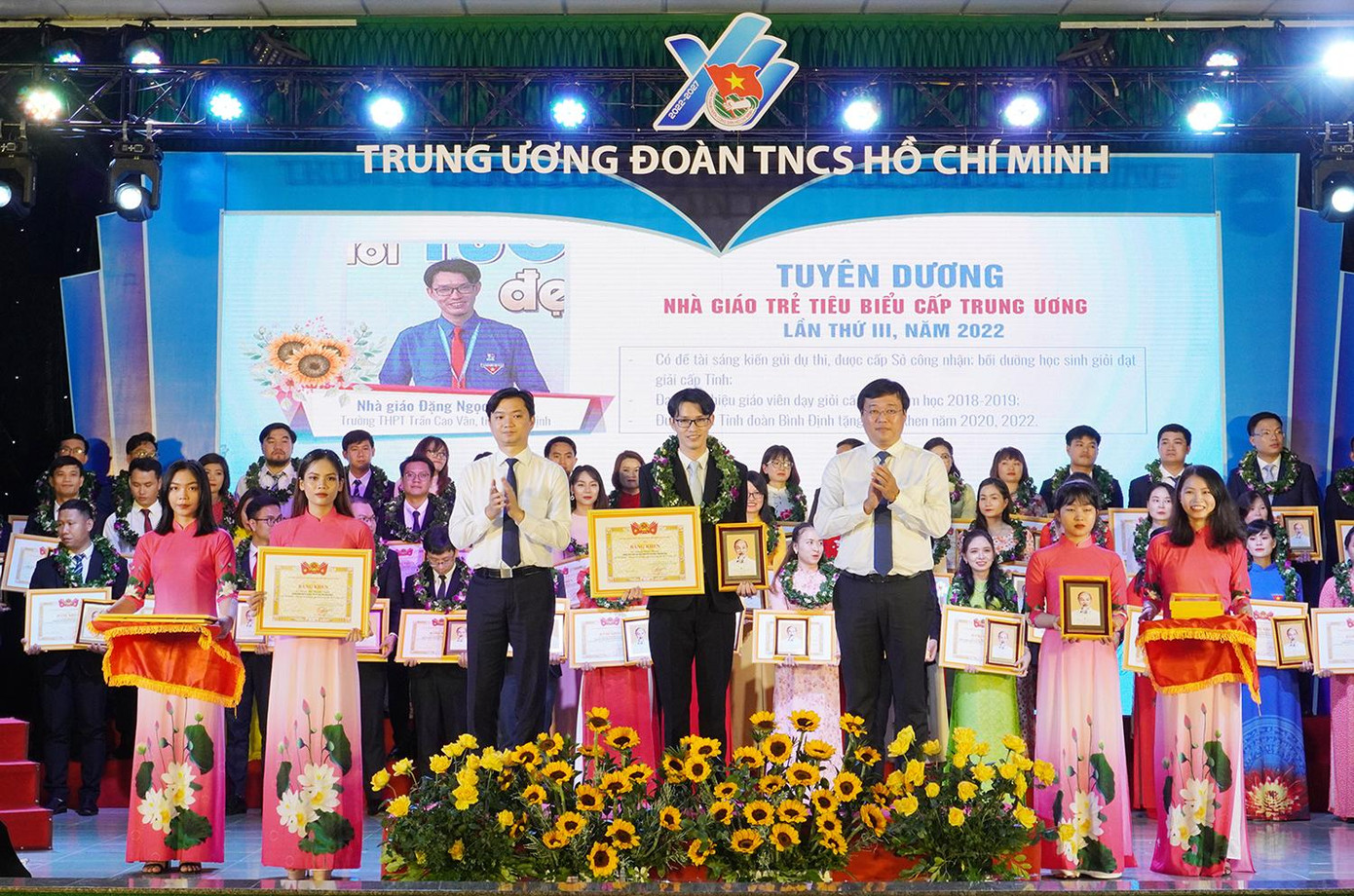 Ông Lê Quốc Phong, Bí thư Tỉnh ủy Đồng Tháp (phải) và anh Nguyễn Minh Triết, Bí thư T.Ư Đoàn chúc mừng các nhà giáo trẻ tiêu biểu cấp T.Ư, năm 2022.