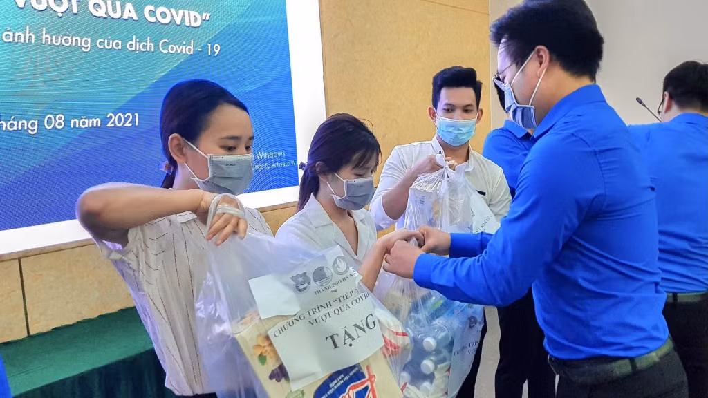 Hà Nội: Sinh viên 11 trường đại học, học viện, cao đẳng nhận quà “Vượt qua Covid”