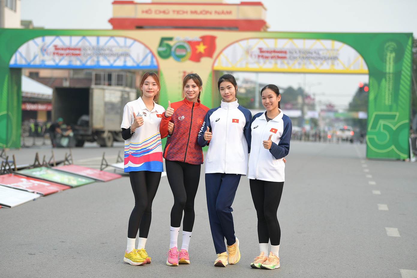 Nhóm vận động viên này đã tranh thủ thời gian trước giải để chạy thử cự ly dài, kiểm tra chiến thuật và tận hưởng vẻ đẹp của thành phố Đông Hà. Sự xuất hiện của họ càng khiến bầu không khí trước ngày thi đấu trở nên sôi động hơn.