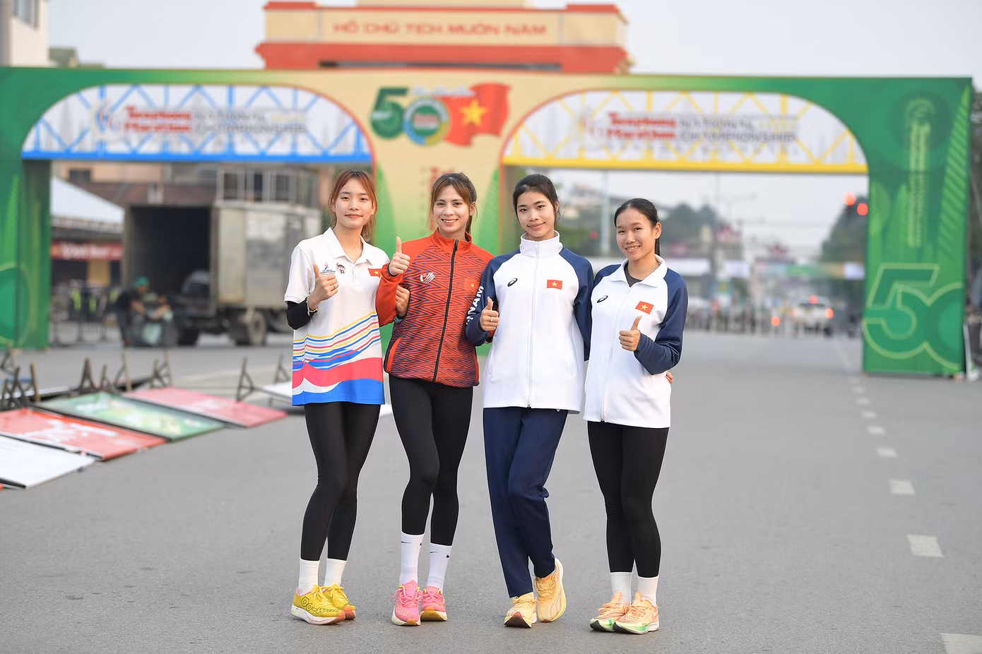 Nhóm vận động viên này đã tranh thủ thời gian trước giải để chạy thử cự ly dài, kiểm tra chiến thuật và tận hưởng vẻ đẹp của thành phố Đông Hà. Sự xuất hiện của họ càng khiến bầu không khí trước ngày thi đấu trở nên sôi động hơn.