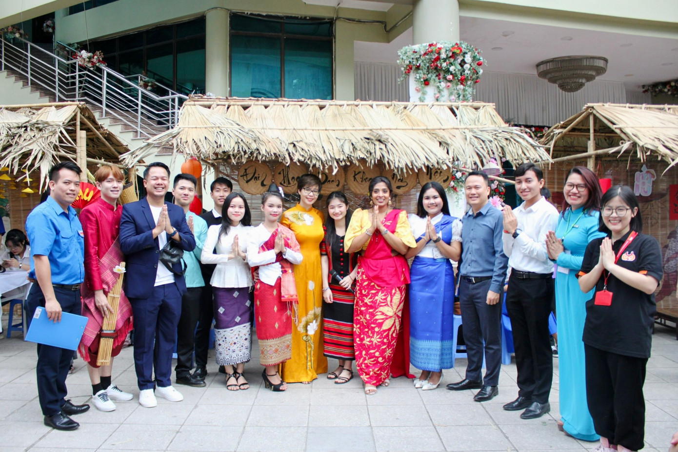 Các đại biểu và sinh viên tại gian hàng. Các đại biểu và sinh viên tại gian hàng.