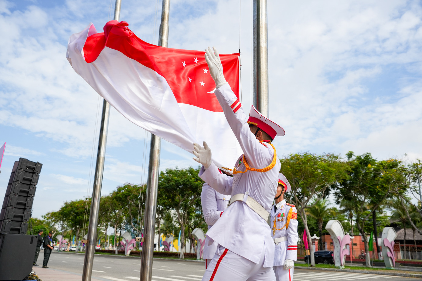 Tại buổi lễ, quốc kỳ các nước đã được kéo lên và sẽ tung bay trong suốt thời gian diễn ra Đại hội.
