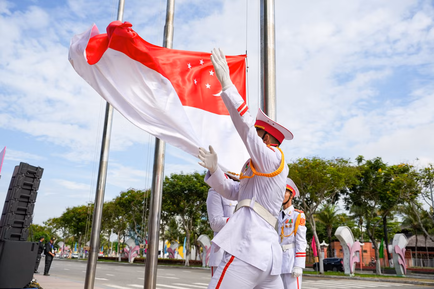 Tại buổi lễ, quốc kỳ các nước đã được kéo lên và sẽ tung bay trong suốt thời gian diễn ra Đại hội.