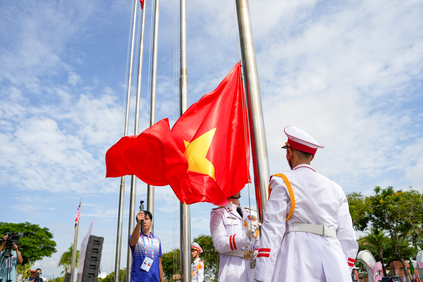 Tại buổi lễ, quốc kỳ các nước đã được kéo lên và sẽ tung bay trong suốt thời gian diễn ra Đại hội.