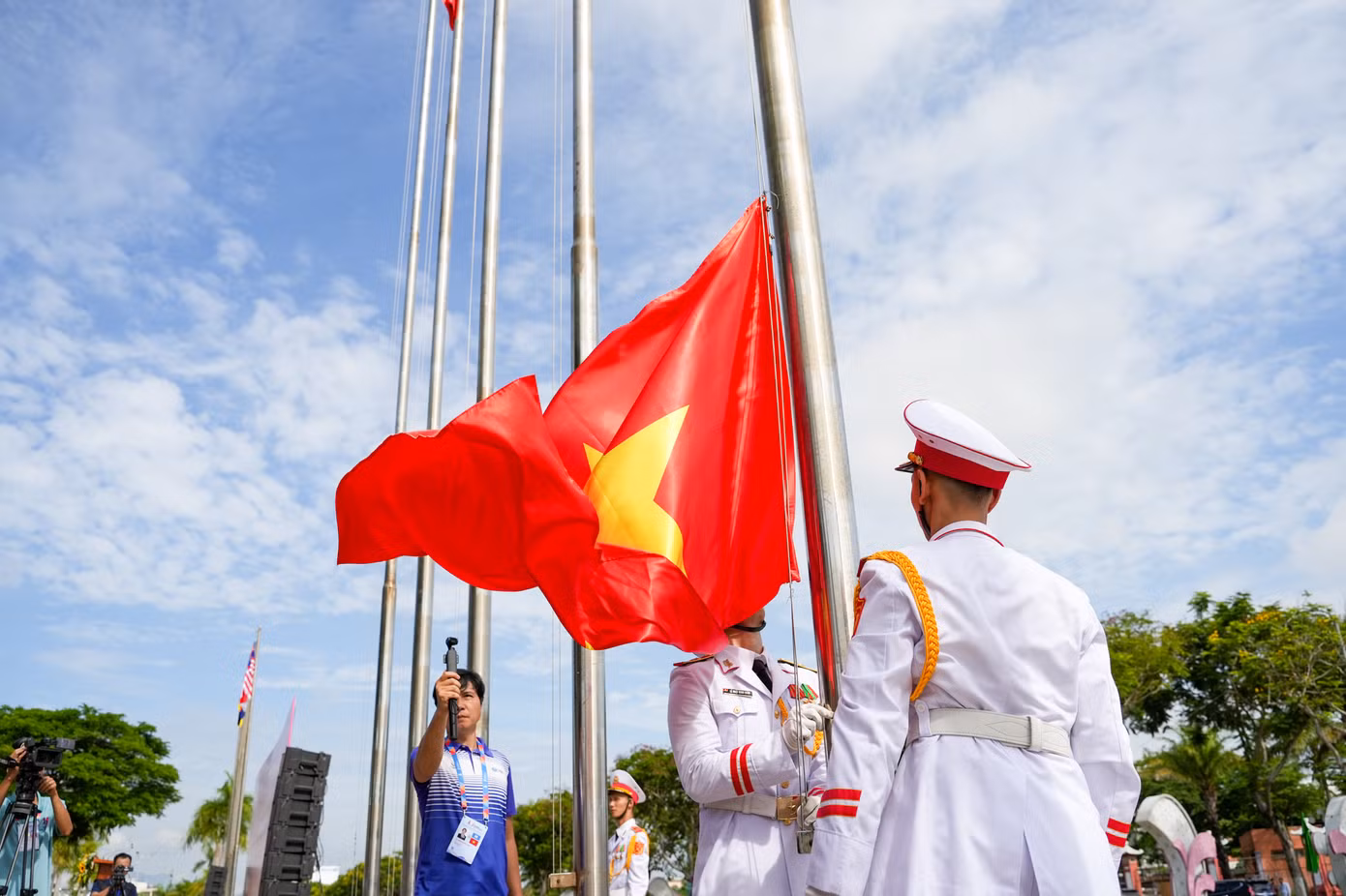 Tại buổi lễ, quốc kỳ các nước đã được kéo lên và sẽ tung bay trong suốt thời gian diễn ra Đại hội.
