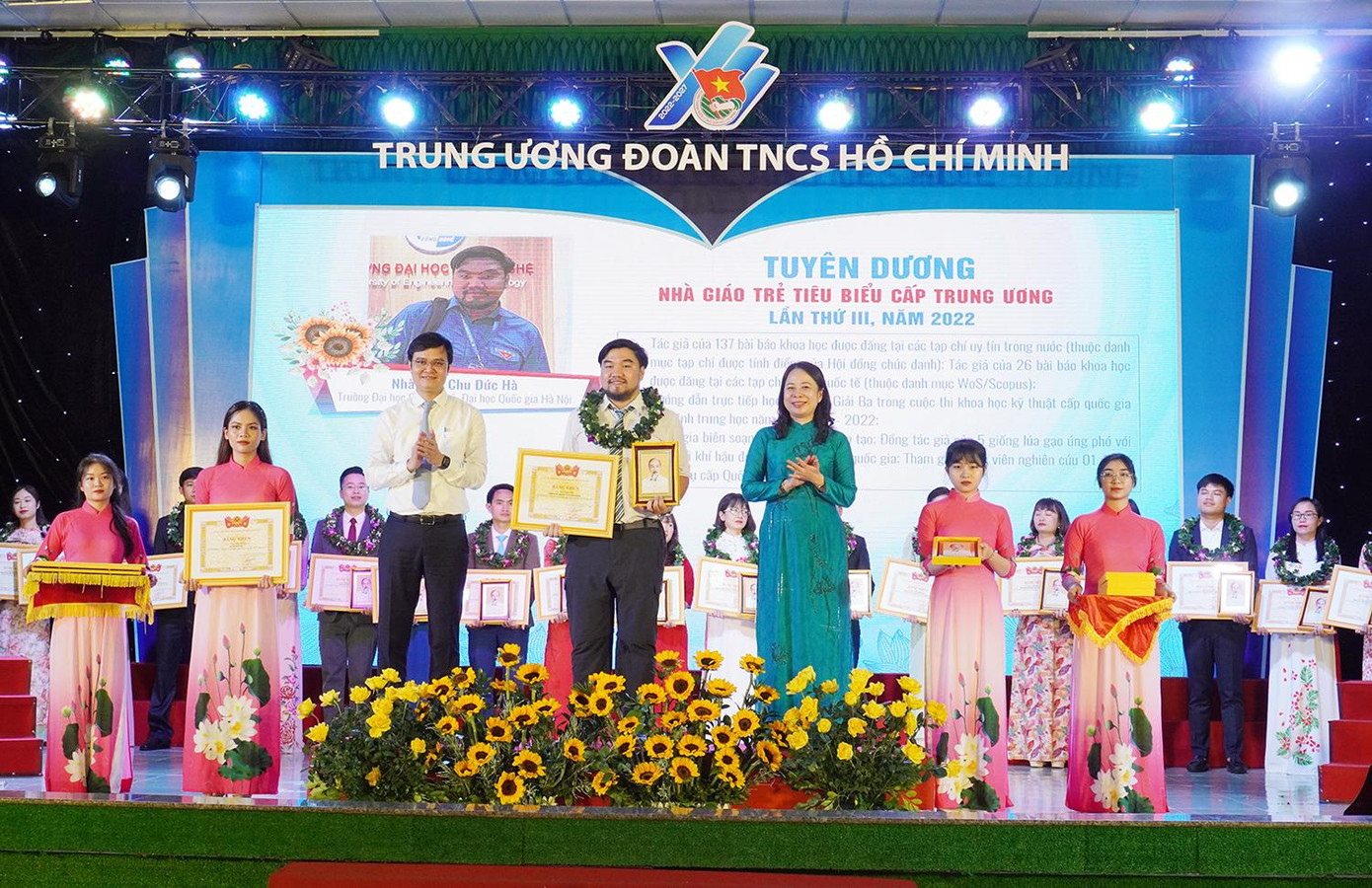 Phó Chủ tịch nước Võ Thị Ánh Xuân và anh Bùi Quang Huy, Bí thư thứ nhất T.Ư Đoàn chúc mừng một nhà giáo trẻ tiêu biểu cấp T.Ư năm 2022.