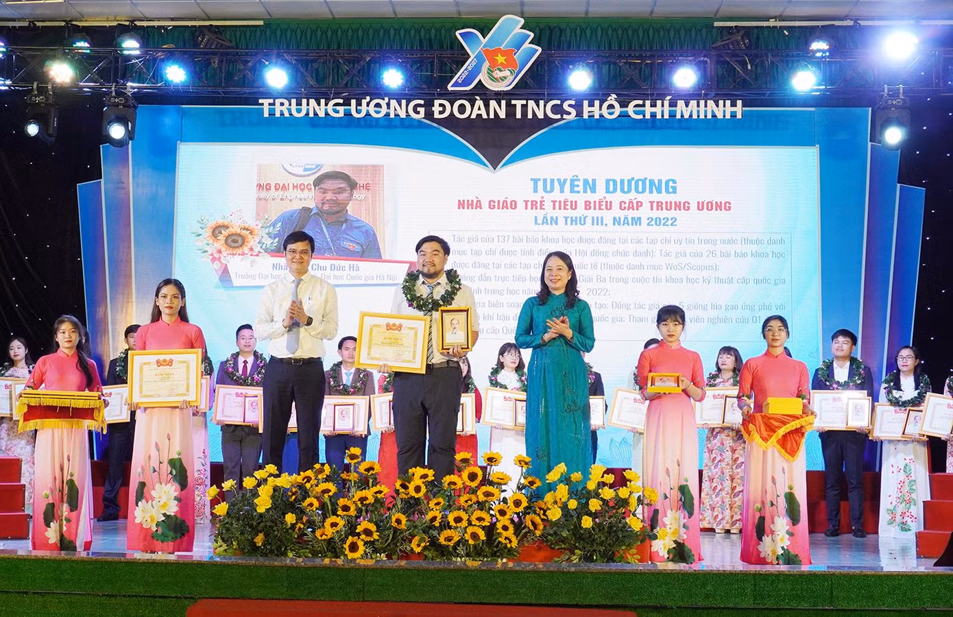 Phó Chủ tịch nước Võ Thị Ánh Xuân và anh Bùi Quang Huy, Bí thư thứ nhất T.Ư Đoàn chúc mừng một nhà giáo trẻ tiêu biểu cấp T.Ư năm 2022. Phó Chủ tịch nước Võ Thị Ánh Xuân và anh Bùi Quang Huy, Bí thư thứ nhất T.Ư Đoàn chúc mừng một nhà giáo trẻ tiêu biểu cấp T.Ư năm 2022.