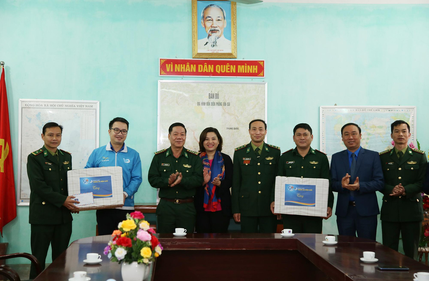 Thăm, tặng quà Đồn biên phòng Xín Cái, huyện Mèo Vạc.