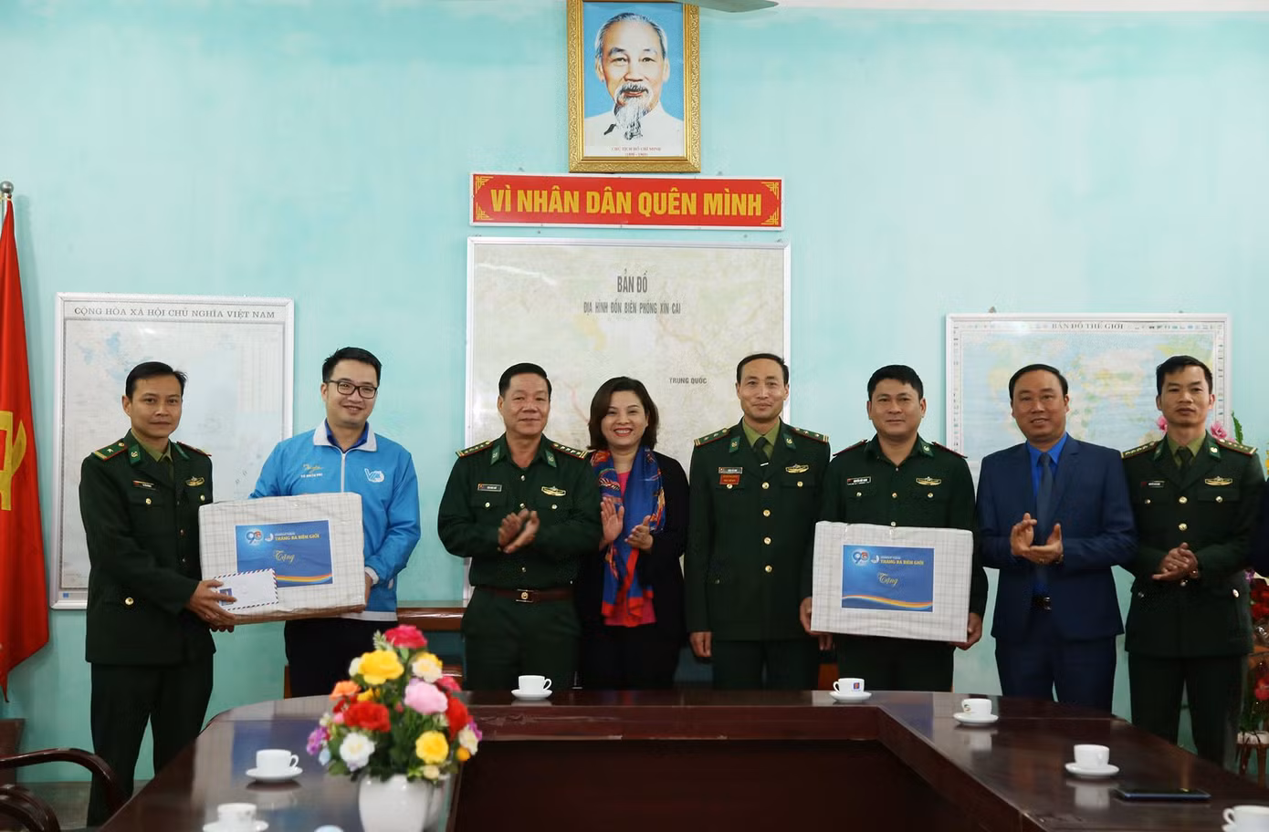 Thăm, tặng quà Đồn biên phòng Xín Cái, huyện Mèo Vạc. Thăm, tặng quà Đồn biên phòng Xín Cái, huyện Mèo Vạc.