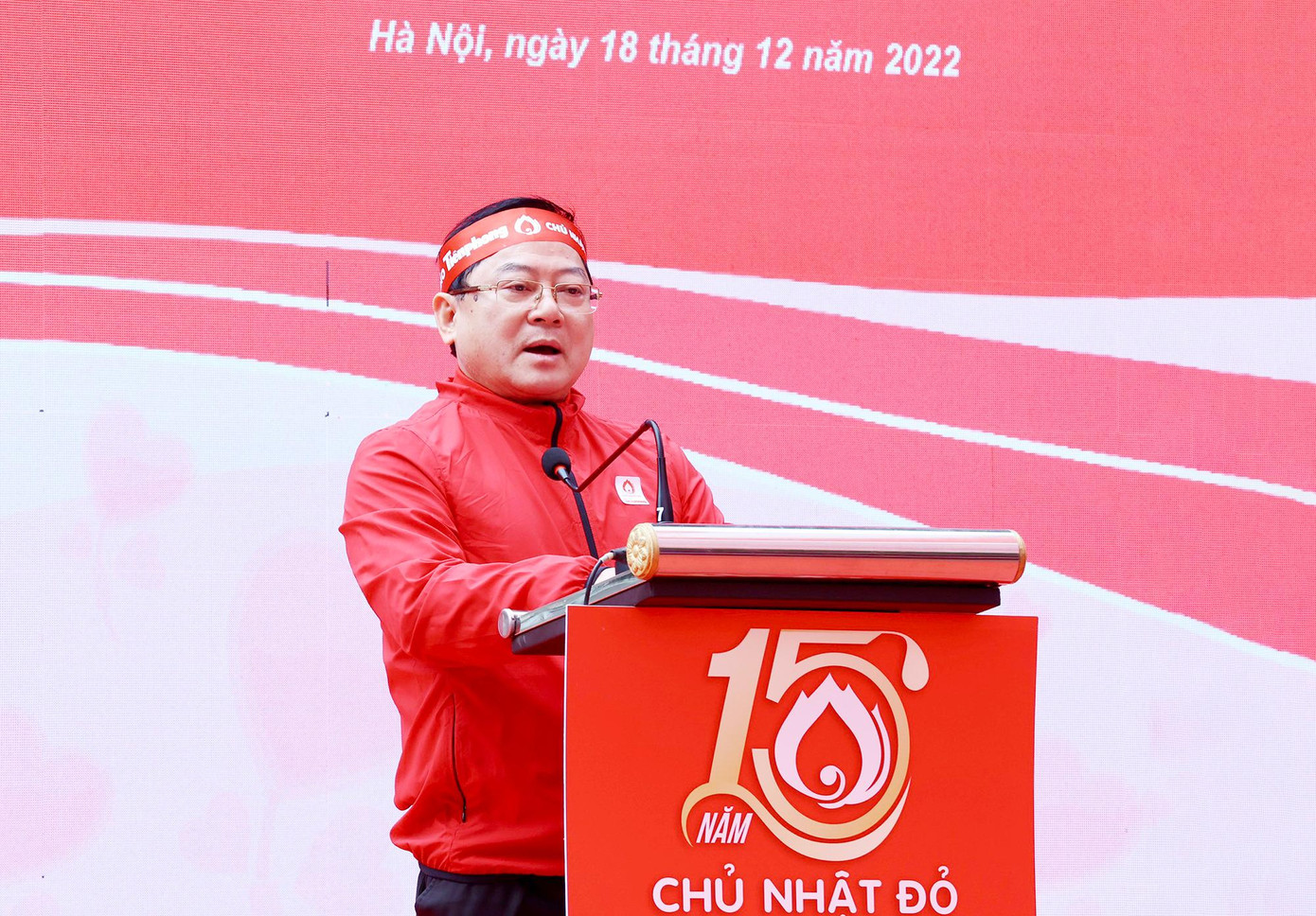 Nhà báo Lê Xuân Sơn - Tổng Biên tập Báo Tiền Phong phát biểu khai mạc chương trình. Ảnh: DƯƠNG TRIỀU