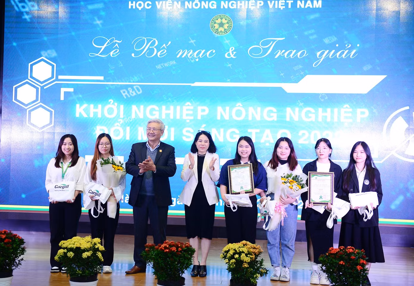 Đại diện Ban Tổ chức trao giải cho các thí sinh tham dự vòng Chung kết cuộc thi.