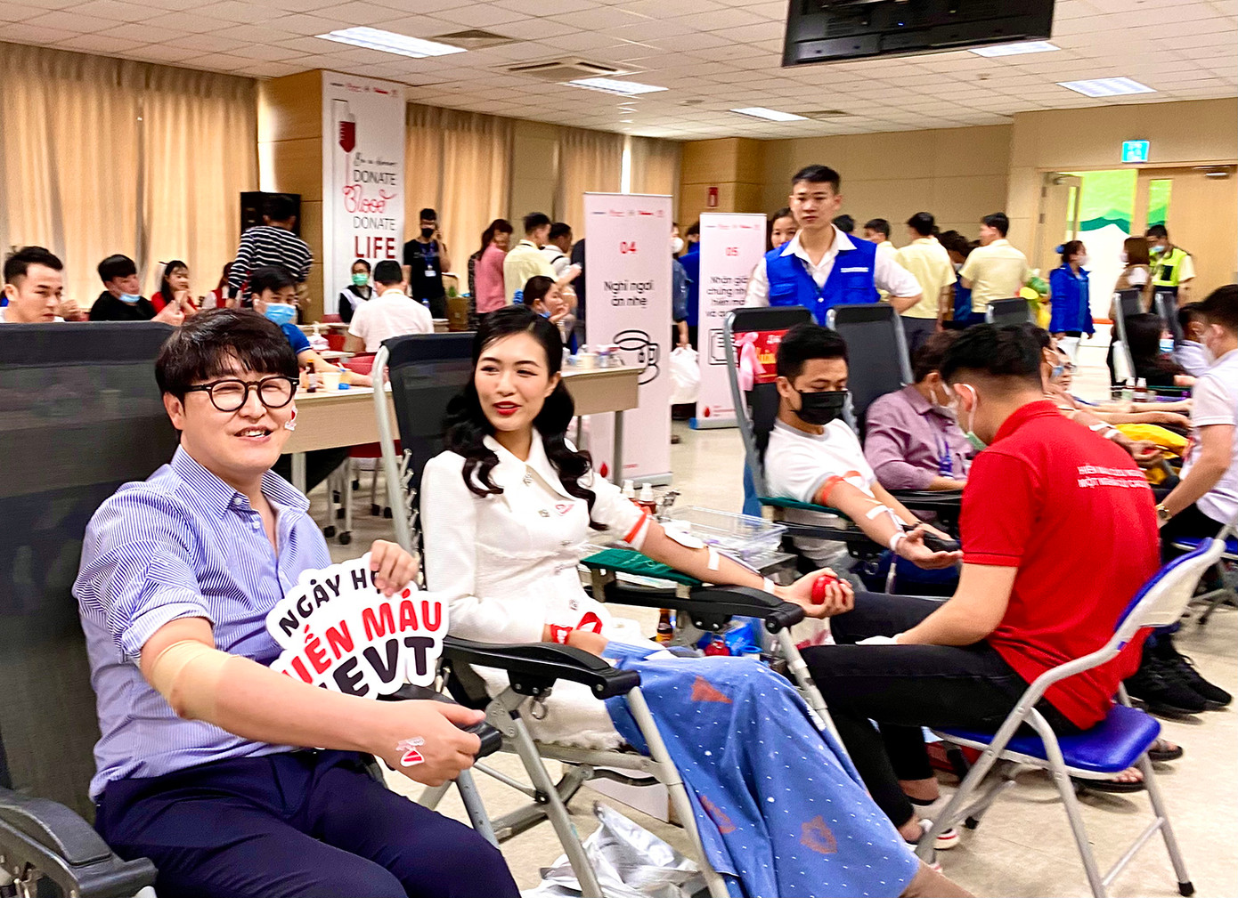 Phó Tổng Giám đốc nhà máy Samsung Thái Nguyên hiến máu trong Chủ nhật Đỏ 2023. Phó Tổng Giám đốc nhà máy Samsung Thái Nguyên hiến máu trong Chủ nhật Đỏ 2023.