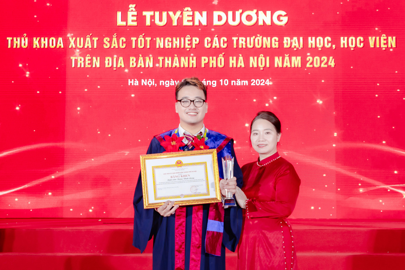 Đoàn Đình Long nhận danh hiệu Thủ khoa đầu ra, do UBND TP. Hà Nội trao tặng. Ảnh: NVCC Đoàn Đình Long nhận danh hiệu Thủ khoa đầu ra, do UBND TP. Hà Nội trao tặng. Ảnh: NVCC