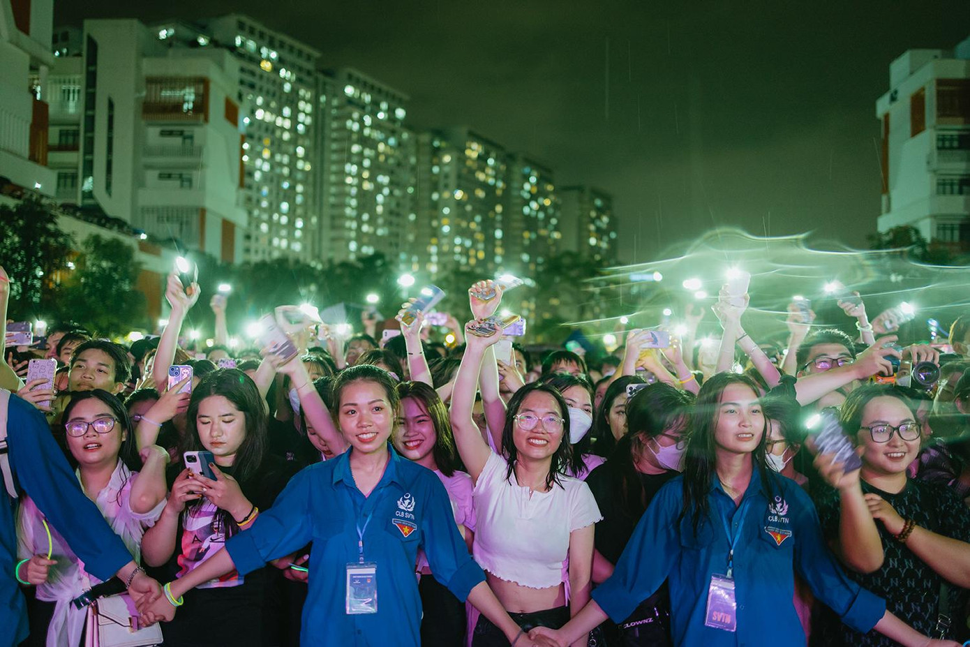 Hàng nghìn sinh viên "đội mưa" để được theo dõi đêm nhạc hội màu sắc.