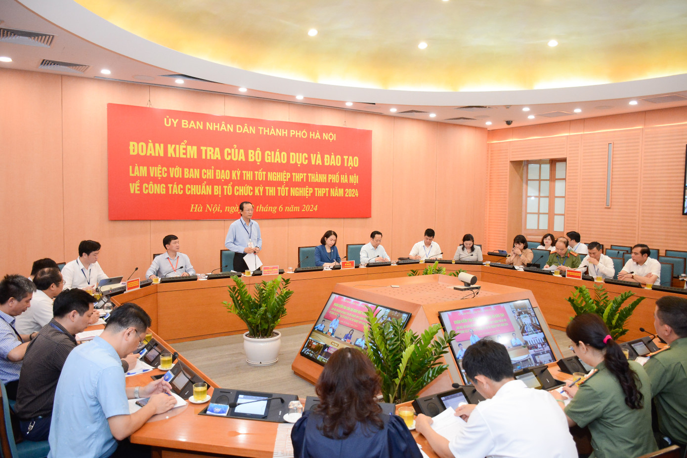 Thứ trưởng và Đoàn công tác số 1 kiếm tra công tác chuẩn bị kỳ thi tại điểm thi trường THPT Trần Phú (Q. Hoàn Kiếm). Thứ trưởng và Đoàn công tác số 1 kiếm tra công tác chuẩn bị kỳ thi tại điểm thi trường THPT Trần Phú (Q. Hoàn Kiếm).