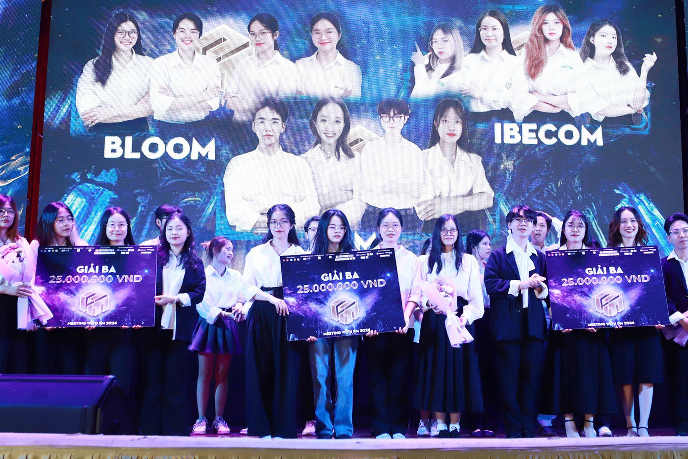 Ban Tổ chức trao giải Nhì và giải Ba cho các đội thi.