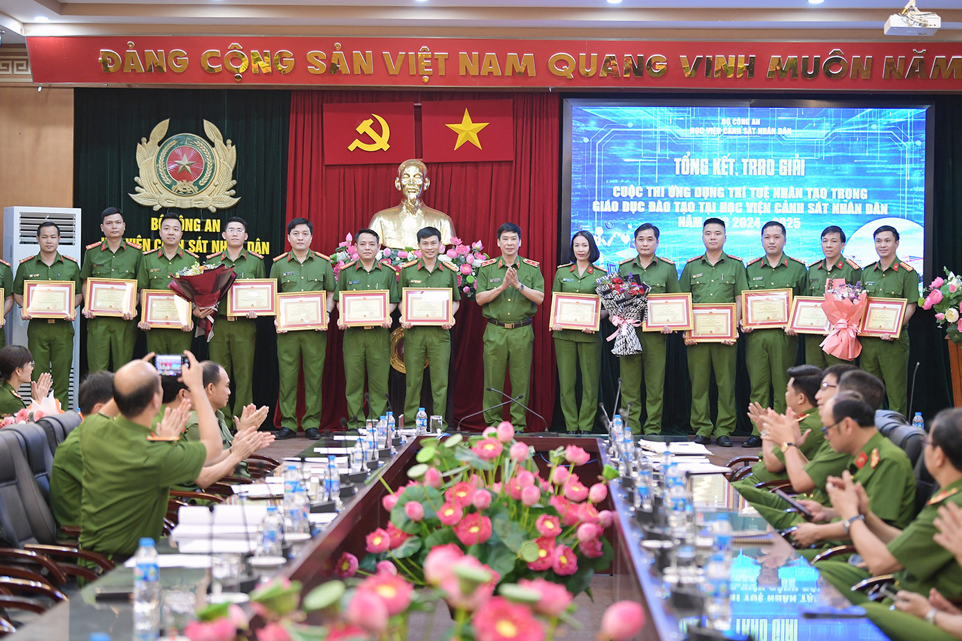 Ban Tổ chức đã trao giấy chứng nhận và phần thưởng cho các nhóm đạt giải. Ban Tổ chức đã trao giấy chứng nhận và phần thưởng cho các nhóm đạt giải.