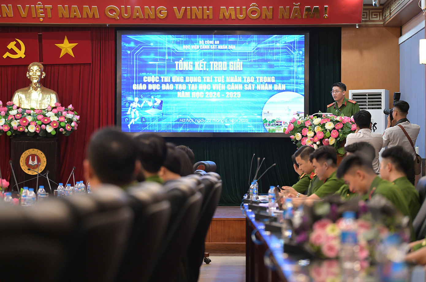 Đại diện nhóm đoạt giải trình bày tham luận tại chương trình. Đại diện nhóm đoạt giải trình bày tham luận tại chương trình.