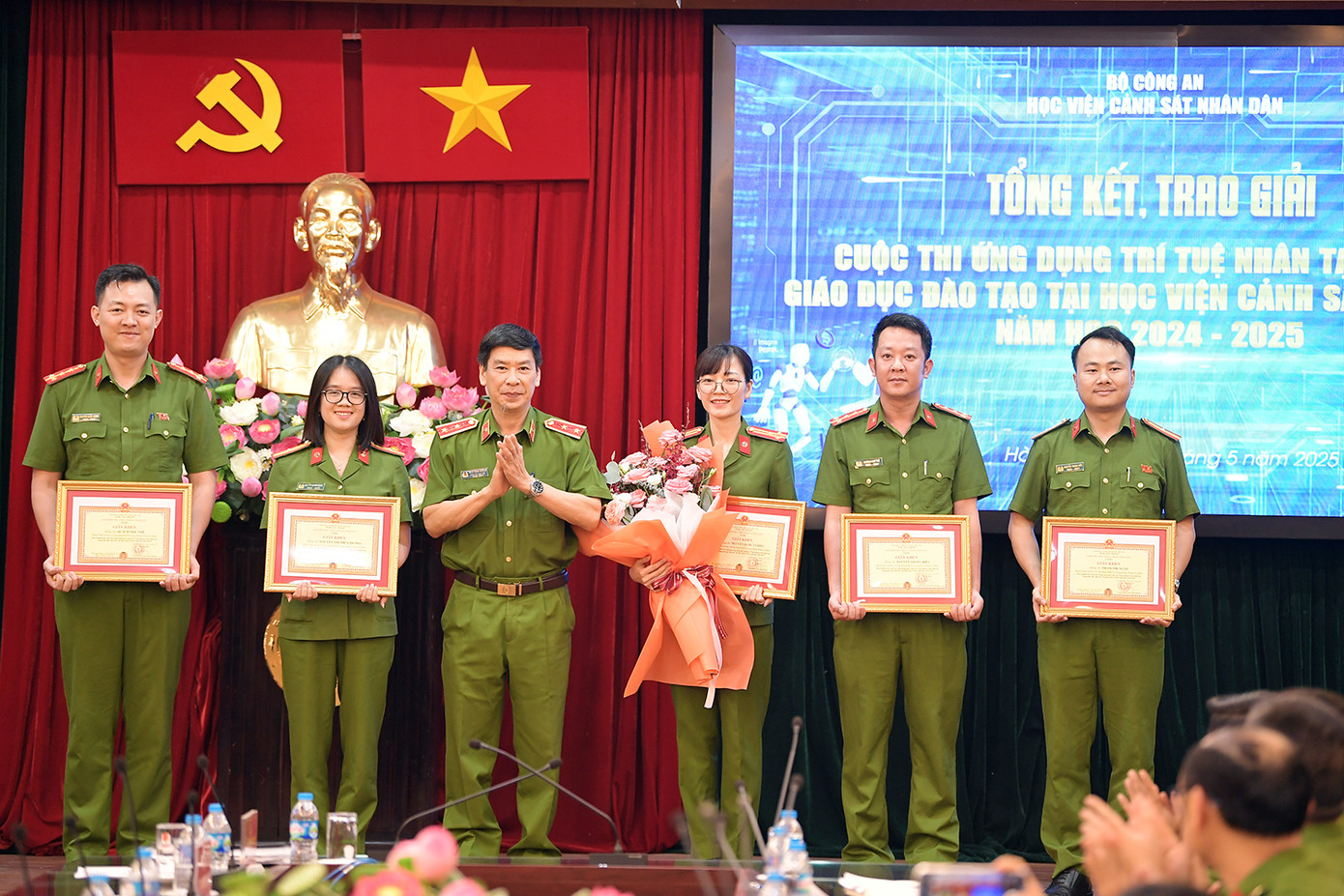 Ban Tổ chức đã trao giấy chứng nhận và phần thưởng cho các nhóm đạt giải Nhất cuộc thi. Ban Tổ chức đã trao giấy chứng nhận và phần thưởng cho các nhóm đạt giải Nhất cuộc thi.