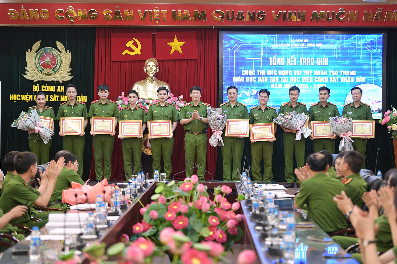 Ban Tổ chức đã trao giấy chứng nhận và phần thưởng cho các nhóm đạt giải. Ban Tổ chức đã trao giấy chứng nhận và phần thưởng cho các nhóm đạt giải.