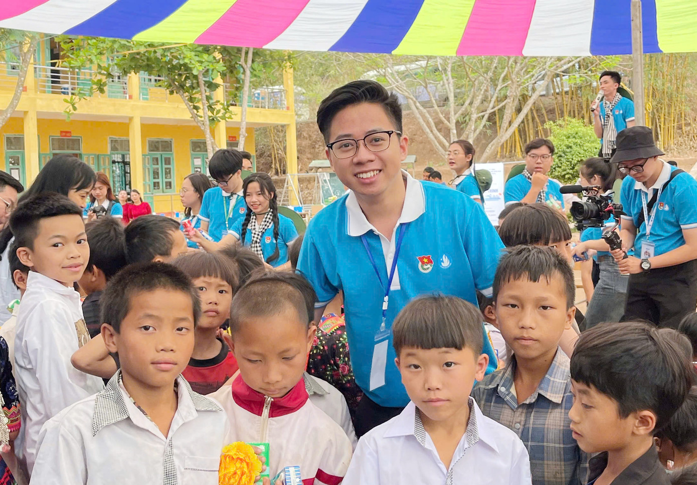 Việt Hoàng trên những hành trình ghi dấu ấn tuổi trẻ, lan toả. Ảnh: NVCC