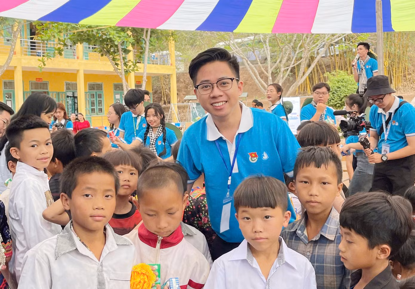 Việt Hoàng trên những hành trình ghi dấu ấn tuổi trẻ, lan toả. Ảnh: NVCC