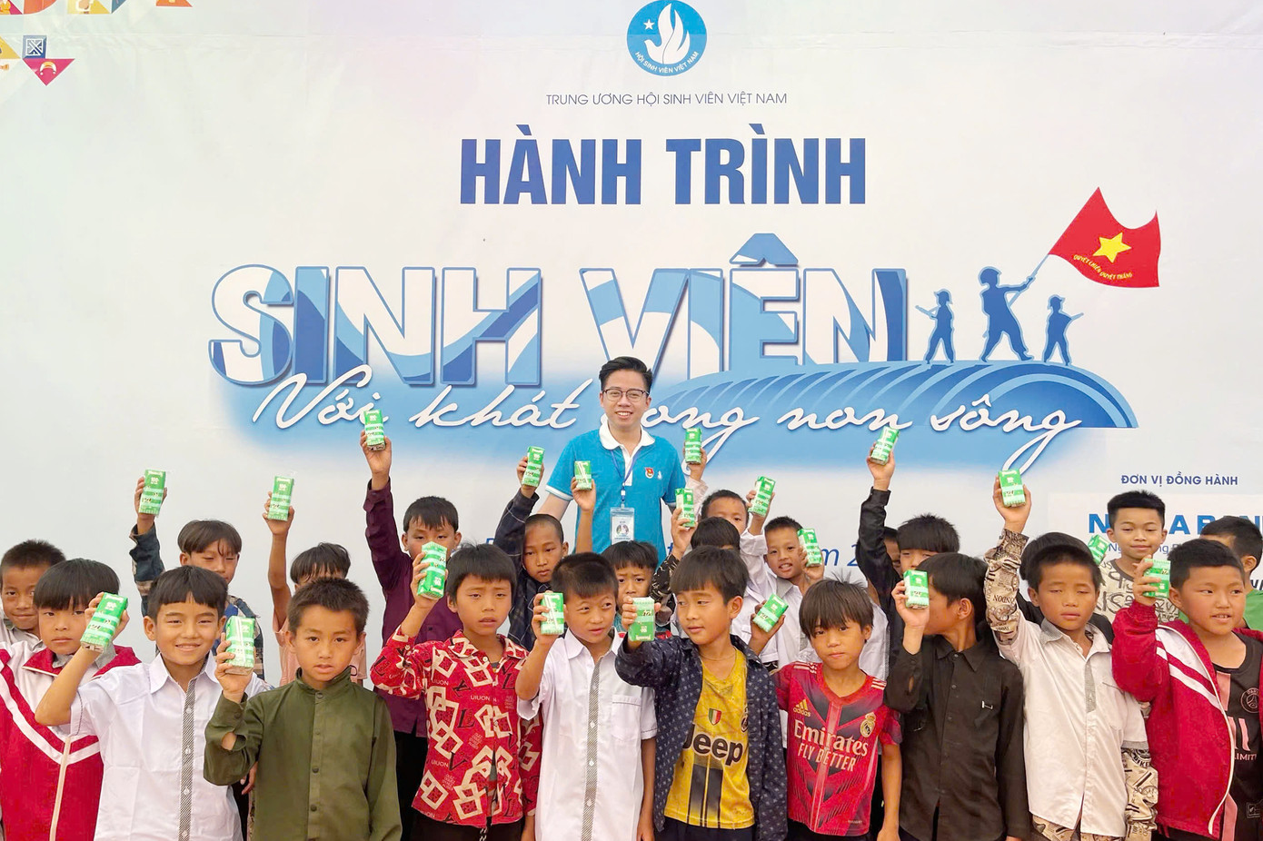 Việt Hoàng trên những hành trình ghi dấu ấn tuổi trẻ, lan toả. Ảnh: NVCC