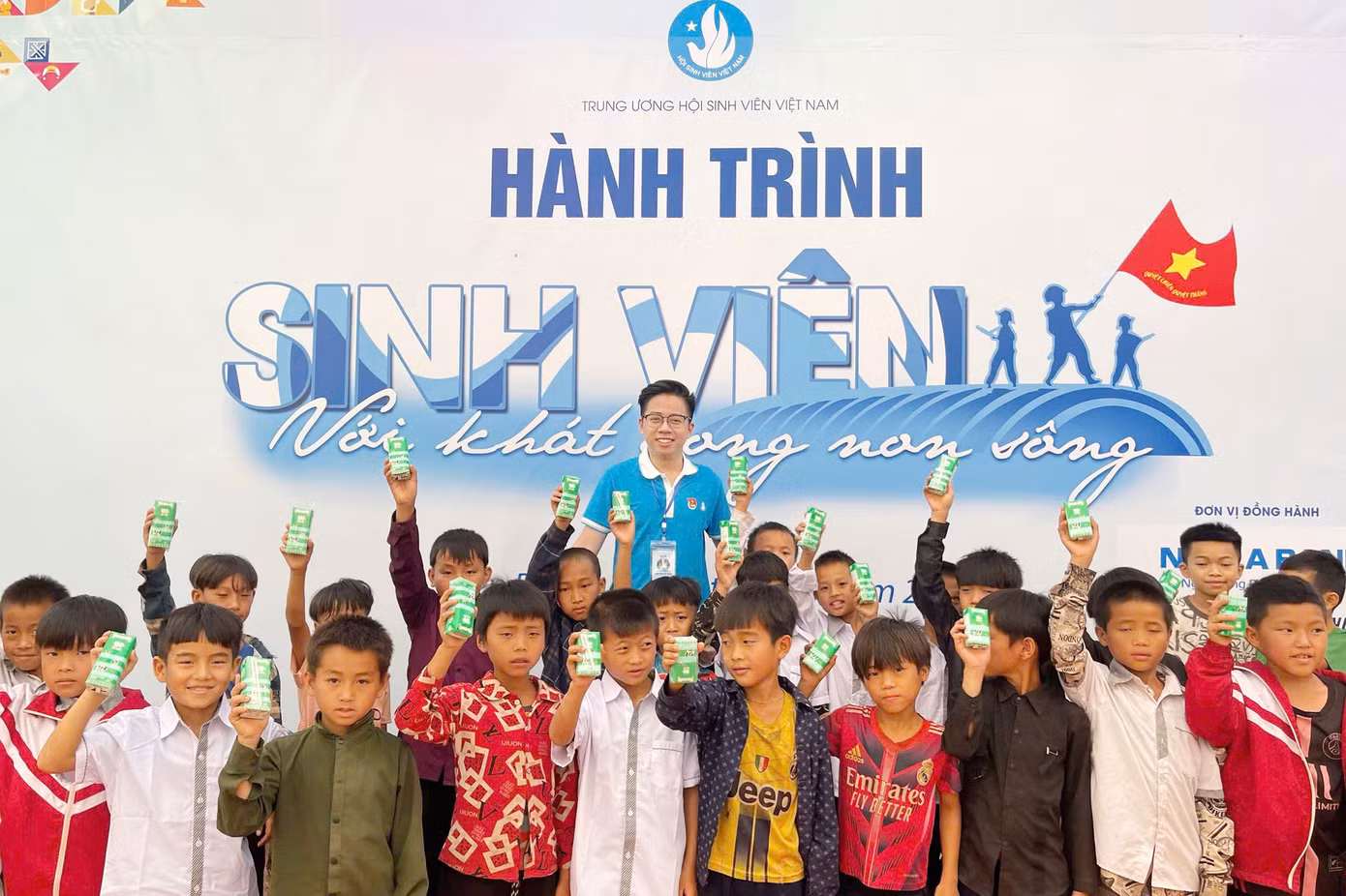 Việt Hoàng trên những hành trình ghi dấu ấn tuổi trẻ, lan toả. Ảnh: NVCC